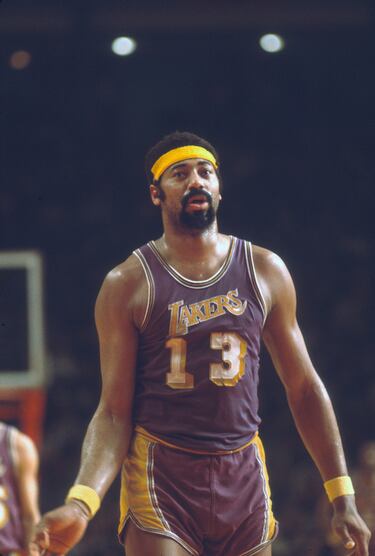 Un jugador adelantado a su época. Una de las figuras más dominantes que haya pisado una pista de baloncesto. Campeón de la NBA con los angelinos (1973) y cuatro veces elegido mejor jugador de la temporada (1960,1966,1967,1968). Sus duelos frente a Bill Russell (leyenda de los Celtics) marcaron un antes y un después en la competición.