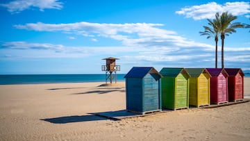 Tiene bandera azul y el distintivo Q de calidad turística por la gran calidad de sus aguas y sus servicios, pues fue una de las primeras playas españolas en ser accesible en su totalidad. Una de sus otras muchas ventajas es que es de las más céntricas de Cullera y está a solo 25 minutos de Valencia capital.