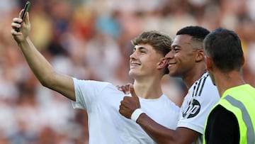 Innsbruck (Austria), 12/08/2025.- Kylian Mbappe of Real Madrid poses for a selfie with a pitch invader during a friendly match between WSG Tirol and Real Madrid, in Innsbruck, Austria, 12 August 2025. (Futbol, Amistoso) EFE/EPA/ANNA SZILAGYI