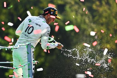 En una carrera caótica marcada por una bandera roja y una penalización inesperada a Lewis Hamilton, Gasly se encontró liderando en solitario. Con el AlphaTauri, resistió el ataque final de Sainz en las últimas vueltas. Su grito al cruzar la meta fue liberación pura: un triunfo para los olvidados, y una redención tras su salida de Red Bull. Monza vibró… pero el héroe no era tifosi, era francés.