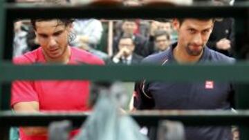 Novak Djokovic y Rafa Nadal se retiran de la pista tras el triunfo del español en Roland Garros.