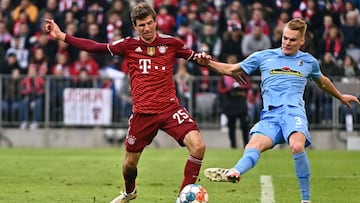 Philip Lienhart, a la derecha, intenta arrebatar un balón a Müller durante el Bayern Múnich-Friburgo de la Bundesliga.