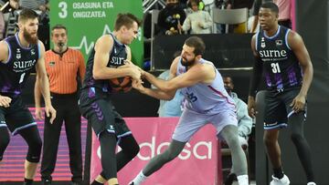 Mirotic trata de arrebatar el balón a Masiulis