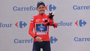 Gaudu, con el maillot rojo, en el podio de Voiron.