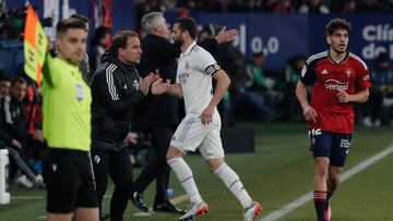 PAMPLONA, 18/02/2023.- El entrenador de Osasuna, Jagoba Arrasate (i), da instrucciones a sus jugadores durante el encuentro correspondiente a la jornada 22 de primera división que disputan CA Osasuna y Real Madrid hoy sábado en el estadio El Sadar de Pamplona. EFE / Villar Lopez