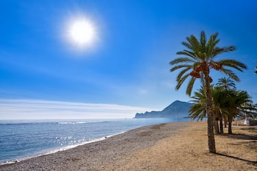 Aunque lleva el nombre de un municipio de Albacete, la playa de La Roda se sitúa en Altea, Alicante. Es una playa perfecta para practicar deportes náuticos como el paddle surf, el kayak, o el snorkel.
