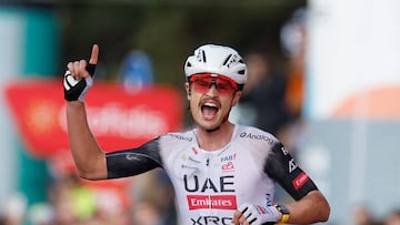 El ciclista australiano Jay Vine, del UAE Team Emirates XRG, celebra la victoria en la sexta etapa de La Vuelta a España, este jueves, en la primera etapa de montaña con un recorrido de 171 kilómetros entre Olot (Girona) y Pal (Andorra).