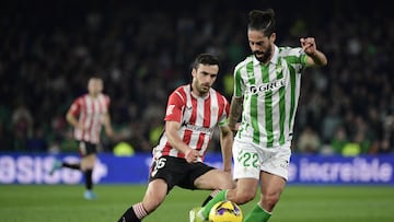Athletic Bilbao's Spanish defender #15 Inigo Lekue challenges Real Betis' Spanish midfielder #22 Isco during the Spanish league football match between Real Betis and Athletic Club Bilbao at the Benito Villamarin stadium in Seville on February 2, 2025. (Photo by CRISTINA QUICLER / AFP)