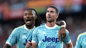 Soccer Football - Serie A - Genoa v Juventus - Stadio Comunale Luigi Ferraris, Genoa, Italy - August 31, 2025 Juventus's Dusan Vlahovic celebrates scoring their first goal with Khephren Thuram REUTERS/Matteo Ciambelli