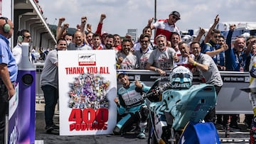 Torres celebrando con su equipo el podio 400 del Aspar Team.
