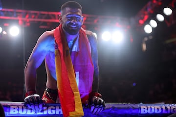 Ilia Topuria celebra su victoria en el título de campeón del peso ligero. Primer campeón invicto en dos categorías diferentes.