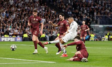 2-0. Jugadón del equipo de Ancelotti. Vinicius conecta con Rodrygo que asiste, con un caño a Khusanov, para el nueve del Real Madrid. El francés controla, recorta a Gvardiol y bate a Emerson con un derechazo.