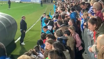La afición de la Real ha llenado la grada del campo principal de Zubieta