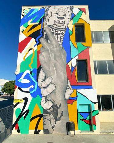 Grafiti creado en junio de 2024 en el IES Luis Carillo de Sotomayor de Baena, Córdoba, que está en la Av. San Carlos de Chile, nº 77. 