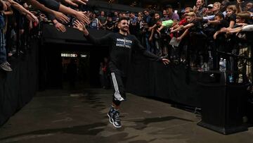Ricky Rubio choca las manos de los aficionados de los Minnesota Timberwolves.