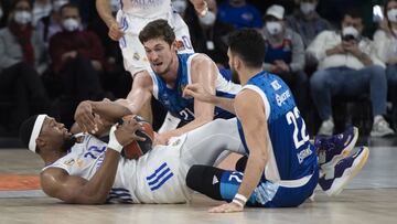 Guerschon Yabusele, ala-pívot del Real Madrid, disputa un balón en el suelo con Tibor Pleiss y Vasilije Micic, del Anadolu Efes.