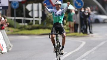 El ciclista español Marc Brustenga, fichado por el Trek-Segafredo, celebra una victoria con el filial del Caja Rural