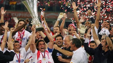 Los jugadores del Sevilla festejan su título.
