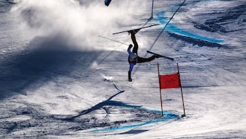 Un precursor sufre un accidente antes del comienzo del Slalom gigante masculino de esquí durante los Juegos Olímpicos de Invierno en PyeongChang.