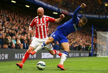 Stephen Ireland ha jugado durante toda su trayectoria en la Premier League. El centrocampista era una de las piezas clave del Manchester City antes de la llegada del jeque. Cuando Mansour se hizo con el equipo 'citizen' jugó dos temporadas para después pa