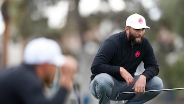 Las Vegas (United States), 08/02/2024.- Jon Rahm of Spain (R) lines up his putt on the sixth hole during round one of the LIV Golf Invitational Las Vegas at Las Vegas Country Club in Las Vegas, Nevada, USA, 08 February 2024. (España) EFE/EPA/CAROLINE BREHMAN