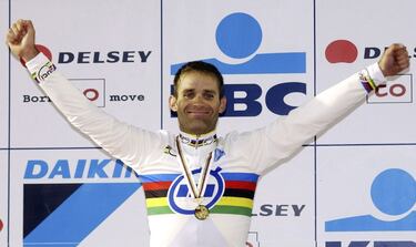 El colombiano Santiago Botero superó una barrera que parecía inalcanzable para Sudamérica: subir al podio en un Mundial. No fue en la prueba en ruta, algo que todavía se resiste para el continente sudamericano, pero sí en la lucha contra el crono. Botero, experto en la especialidad, firmó el bronce en 2001 en contrarreloj. Pero sólo un año después alcanzó la gloria enfundándose el arcoíris en dicha disciplina.