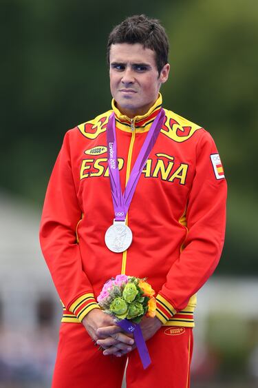El español posa con la medalla de plata conseguida en los Juegos Olímpicos de Londres 2012. Fue la primera medalla en triatlón para españa en una cita olímpica. Noya ya tenía un diploma tras quedar cuarto en los Juegos de Pekín 2008. 