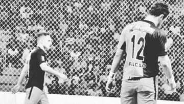 El jugador brasileño de fútbol sala Alessando Rosa Vieira "Falcao" lamenta la derrota del Magnus Sorocaba ante el Corinthians en la final de la Liga Nacional de Futsal de Brasil.