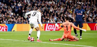 3-0. El portero del Salzburgo, Janis Blaswich, se lía con el control del balón en el área pequeña y Kylian Mbappé atento, le roba la posesión y marca a placer el tercero del conjunto blanco.