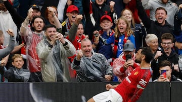 Soccer Football - Premier League - Manchester United v Burnley - Old Trafford, Manchester, Britain - August 30, 2025 Manchester United's Bruno Fernandes celebrates scoring their third goal in front of fans Action Images via Reuters/Jason Cairnduff EDITORIAL USE ONLY. NO USE WITH UNAUTHORIZED AUDIO, VIDEO, DATA, FIXTURE LISTS, CLUB/LEAGUE LOGOS OR 'LIVE' SERVICES. ONLINE IN-MATCH USE LIMITED TO 120 IMAGES, NO VIDEO EMULATION. NO USE IN BETTING, GAMES OR SINGLE CLUB/LEAGUE/PLAYER PUBLICATIONS. PLEASE CONTACT YOUR ACCOUNT REPRESENTATIVE FOR FURTHER DETAILS..