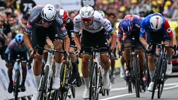 Mathieu van der Poel bate a Tadej Pogacar en el sprint de Boulogne sur Mer, meta de la tercera etapa.