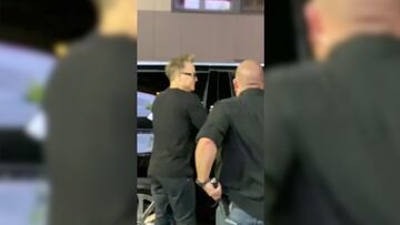 El momento en el que Mark Hoppus se une a cantar con fans de Blink 182 en una calle de Italia