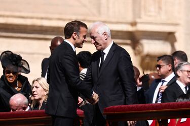 El presidente francés, Emmanuel Macron, y el presidente armenio, Vahagn Khachaturyan, se estrechan la mano el día de la misa funeral del Papa Francisco en el Vaticano.