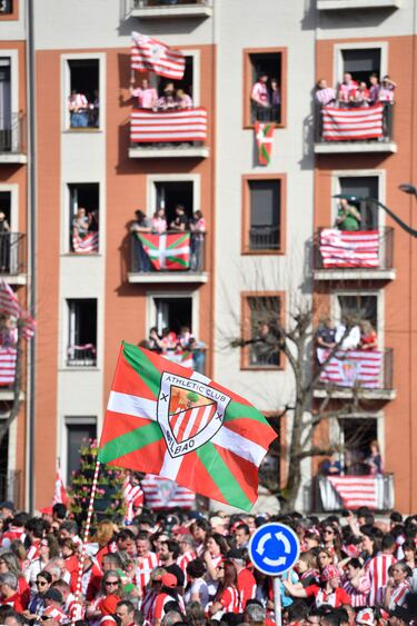 Seguidores a la espera de que pasen los jugadores del Athletic.