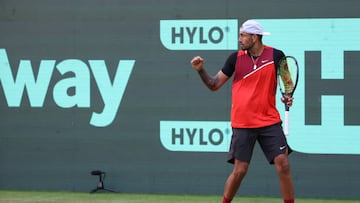 El tenista australiano Nick Kyrgios celebra un punto durante su partido ante Stefanos Tsitsipas en el Torneo de Halle.