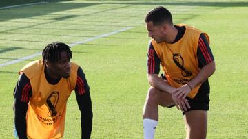 Michy Batshuayi junto a Eden Hazard, en un entrenamiento con Bélgica.