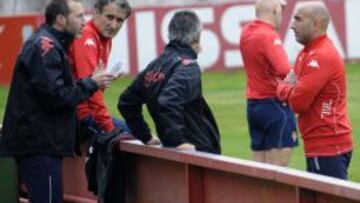 Abelardo se reunió con sus jugadores antes del entrenamiento.