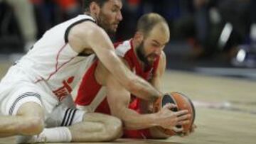 Rudy Fernández pelea con Spanoulis por un balón.