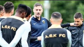 Bonini, en el medio, durante su estancia en el AEK de Atenas.
