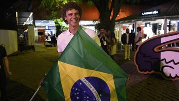 Gustavo 'Guga' Kuerten, con la bandera de Brasil.