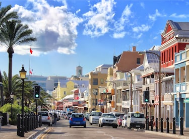 Los británicos fundaron la ciudad bermudeña de Saint George en 1612 siendo la población habitada más antigua del Imperio en el Nuevo Mundo. El país caribeño sigue siendo territorio británico de ultramar por lo que se conduce por la izquierda. 