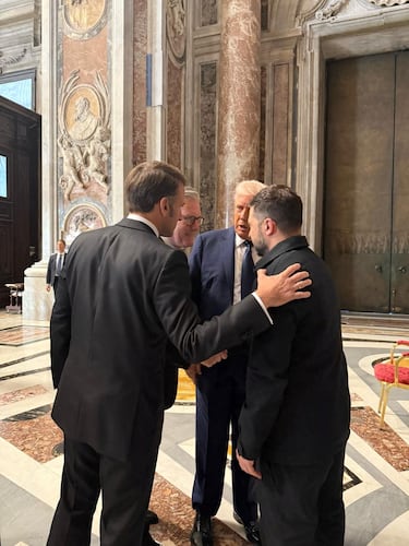 El presidente de Ucrania, Volodymyr Zelenskiy, el presidente de Estados Unidos, Donald Trump, el presidente francés, Emmanuel Macron, y el primer ministro británico, Keir Starmer, aparecen en una reunión, mientras asisten al funeral del Papa Francisco, en la Basílica de San Pedro, en el Vaticano.