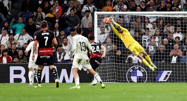 El guardameta del Mallorca frustró una y otra vez los intentos de del conjunto blanco hasta que llegaron los goles de Mbappé y Jacobo Ramón.
