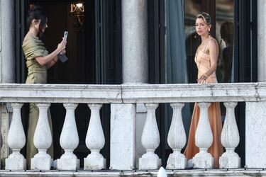 Lydia Kives posa para una foto en el Hotel Gritti Palace antes de la esperada boda.