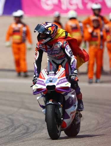 Alegría del piloto español, Jorge Martín, trass proclamarse ganador del Gran Premio de Alemania de Moto GP en el circuito de Sachsenring.