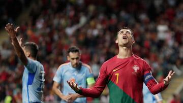 Cristiano se lamenta después de que Unai Simón detuviera su última ocasión.