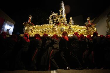 Cofrades portan el paso durante la procesión del Prendimiento, en Viveiro, Lugo. Escenifica la captura de Jesús.