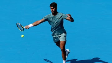 MASON, OHIO - AUGUST 10: Carlos Alcaraz of Spain returns a shot to Damir Dzumhur of Bosnia and Herzegovina during the Cincinnati Open at Lindner Family Tennis Center on August 10, 2025 in Mason, Ohio. Matthew Stockman/Getty Images/AFP (Photo by MATTHEW STOCKMAN / GETTY IMAGES NORTH AMERICA / Getty Images via AFP)
