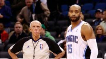 Dick Bavetta, junto a Vince Carter, en diciembre de 2010.