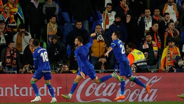GETAFE (MADRID), 20/02/2023.- El delantero del Getafe Borja Mayoral (c) celebra tras marcar ante el Valencia, durante el partido de Liga en Primera División que disputan hoy lunes en el Coliseum Alfonso Pérez de la localidad madrileña. EFE/JuanJo Martín